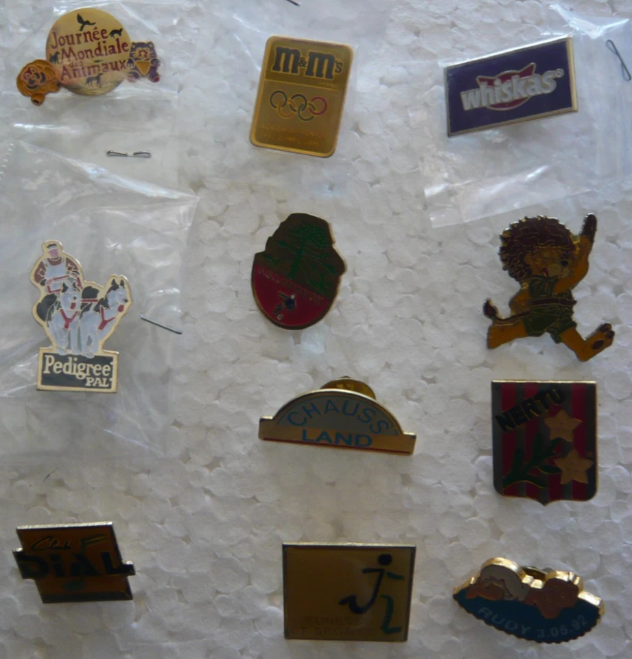 Rare mini classeur pour 24 pin's avec une serie de 11 pin's tous différents - Photo 3/4