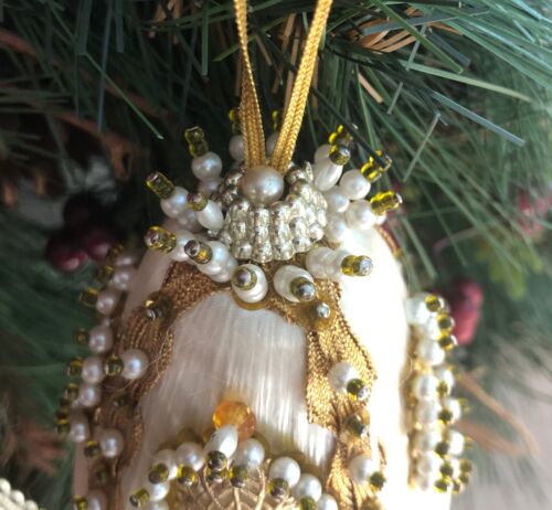 Vintage handgefertigte viktorianische Glocke Weihnachtsschmuck 4" Perlen Pailletten Pin Elfenbein & Gold - Bild 2 von 10