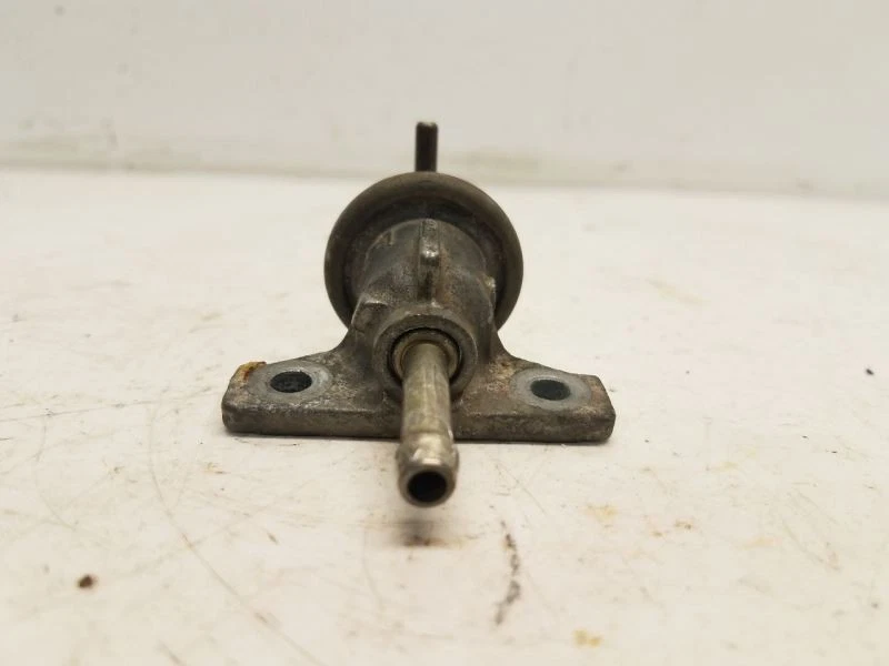 Honda Civic 1999 (1,6 L/AT) regulador de presión de combustible  Foto 3 de 4