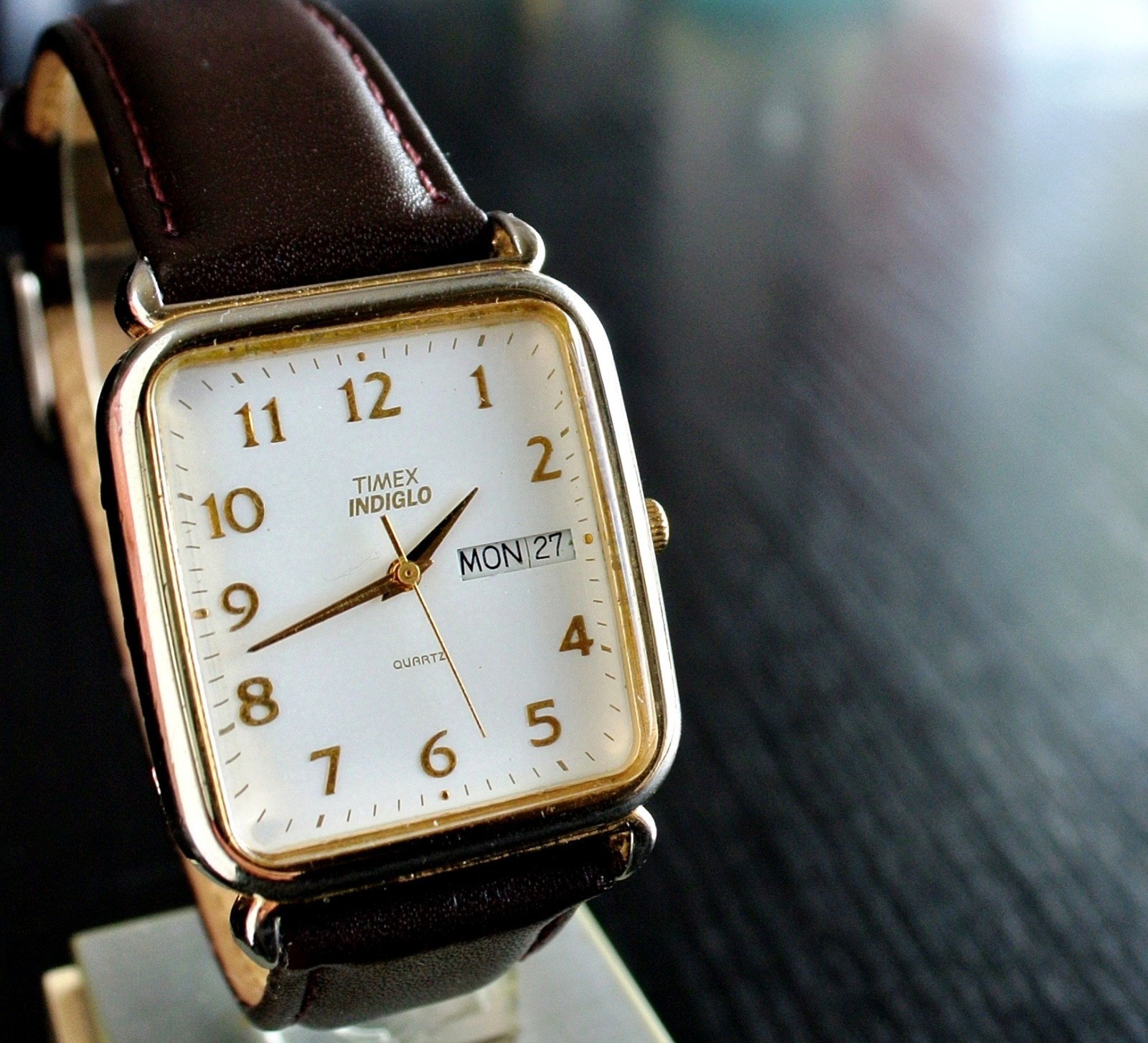 VINTAGE TIMEX DAYDATE INDIGLO RECTANGULAR DIAL QU… - image 1