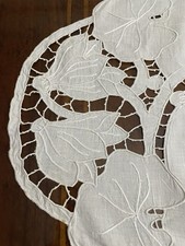 Antico Centrino centro tavola Tessuto  ricamato a mano