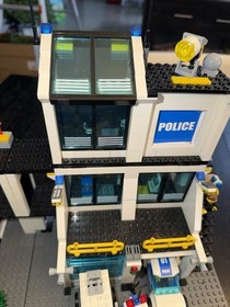 LEGO City: Police Headquarters (7744) 100% complete