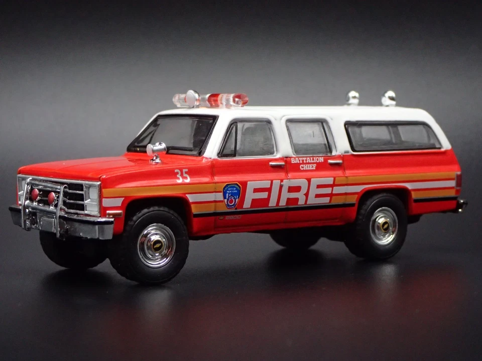 2025 GREENLIGHT 1991 CHEVROLET SUBURBAN FDNY FIRE HOBBY EXCLUSIVE 1:64 - Image 2 of 4
