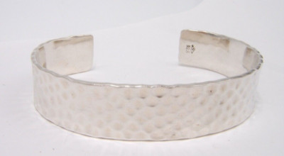 BEAUTIFUL HAND HAMMERED BRACELET STERLING SILVER WITH MAKERS MARK VERY WELL MADE