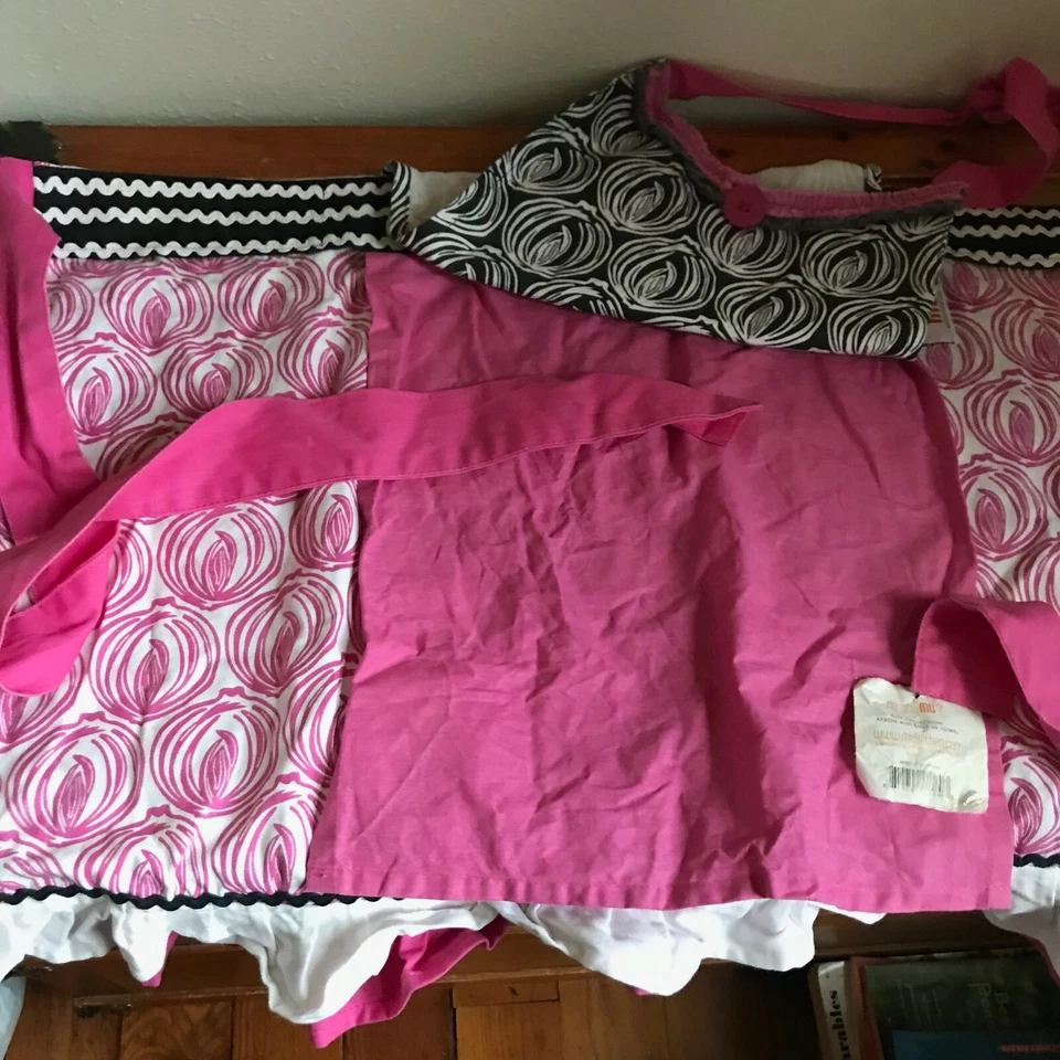 Súper Lindo Blanco y Rosa con Negro Mu Cocina 100% Algodón Tamaño Completo Delantal con Volantes Foto 4 de 4