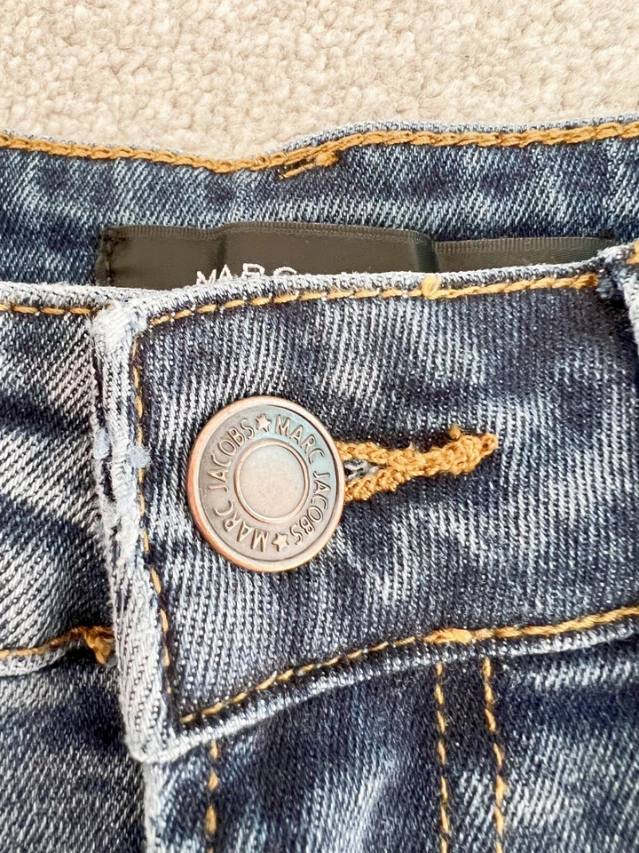 Pantalones de mezclilla para mujer Marc Jacob recortados con dobladillo pompón talla 29 Foto 4 de 4