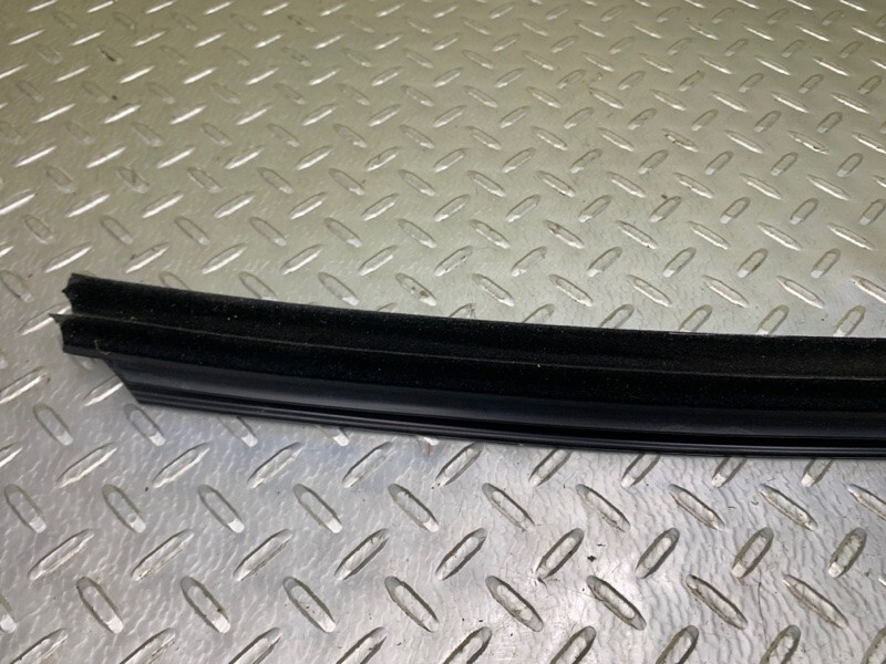 Bentley Continental Flying Spur 2006-2010 Front Right Window glass seal
