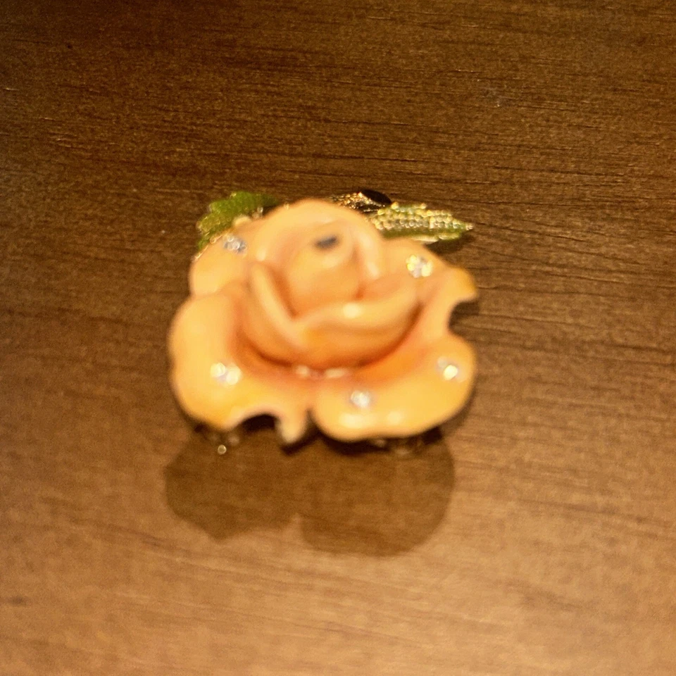 Broche rosa flor estrás esmalte coral/rosa tono dorado firmado por Ciner Foto 2 de 4