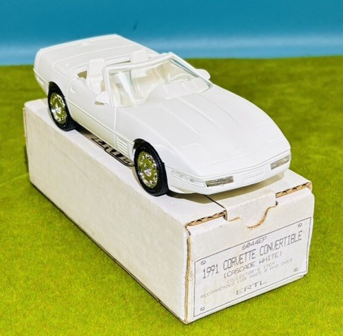 VTG Corvette Convertible Cascade White Dealer Promo 1:25 Model #6044 Ertl 1991