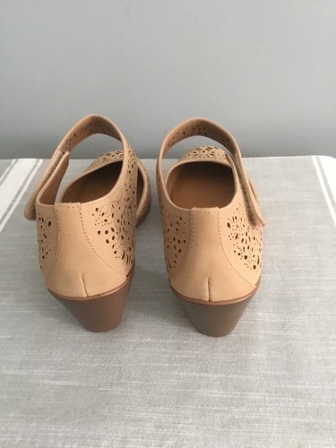 Easy Spirit Cindie Nubuck Laser Cut Strapped Mary Jane Shoes Beige Size 9W New - Picture 2 of 5