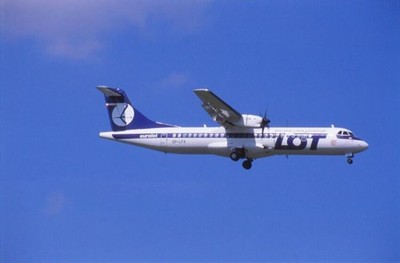 Dia SP-LFA ATR 72-202 LOT Flugzeug Kleinbildformat 35mm ungerahmt O102-8-4