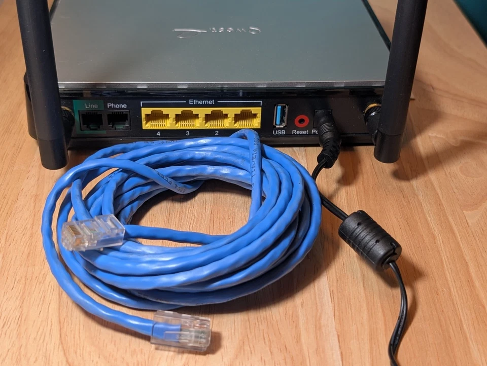 Qwest ACTIONTEC Q1000 DSL Modem Router 4-Port Wireless Router w/ Ethernet cable - Image 2 of 3