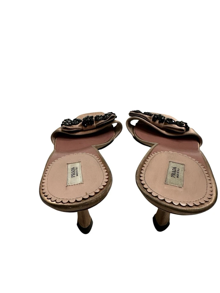 Prada Bebé Rosa Satén Adornado Pajarita Retro Gatito Tacón Slide Sandalias Talla 40 Foto 3 de 4