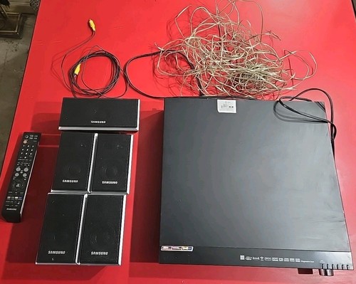 Samsung HT-Q45 Heimkino 5 Disc DVD mit 5 Lautsprechern & Subwoofer + Fernbedienung - Bild 1 von 24