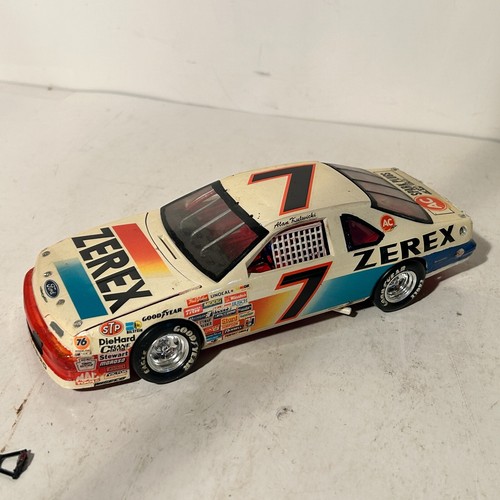 Alan Kulwicki #7 Zerex Ford NASCAR Baukunststoff Modell Vintage *UHR*