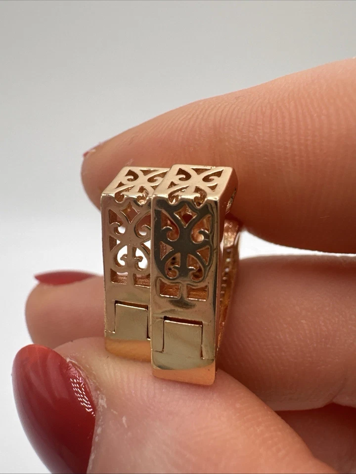 Pendientes unidos de oro laminado de 14 quilates estilo geométrico - ónix negro con sello 585RG Foto 4 de 4