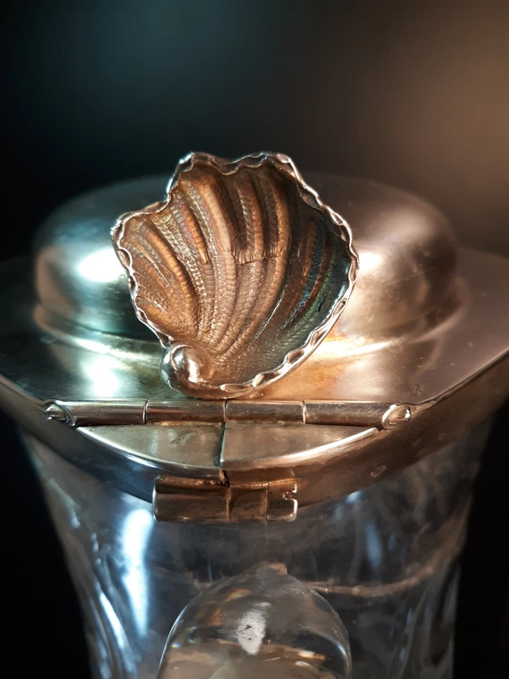 Antigua jarra Claret de vidrio y plata de ley montura cresta baronial francesa culpable Foto 4 de 4