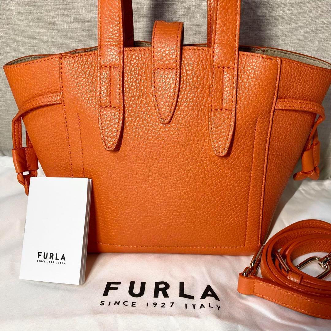 トートバッグ Furla Structured Handbag With Gold-Tone Clasp Furla Structured tote bag gold hardware | The Fashion Square