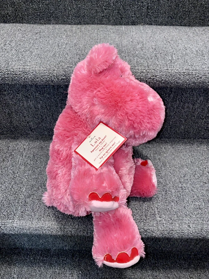 Hallmark ROSA LOLA LOVE HIPOPÓTAMO Abrazo HABLANDO OREJAS MOVIBLES Día de San Valentín Peluche JUGUETE Foto 2 de 4