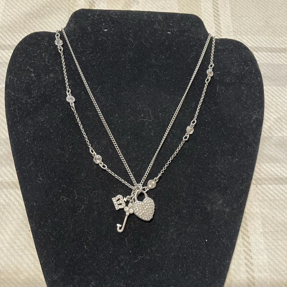 Antigo Colar de Pingente/Encantos em Tom de Prata Juicy Couture Pavê Ouvir, Coroa, Camadas