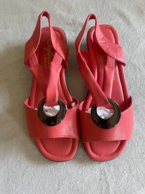 NWOB Sofwear by Beacon Coral Sling Back Sandals Size 6