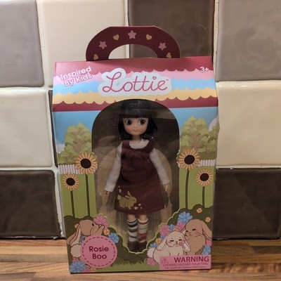 LOTTIE PUPPE ROSIE BOO MIT HASENKLEID & SELTSAMEN SOCKEN 18 CM PUPPE - INSPIRIERT VON KINDERN
