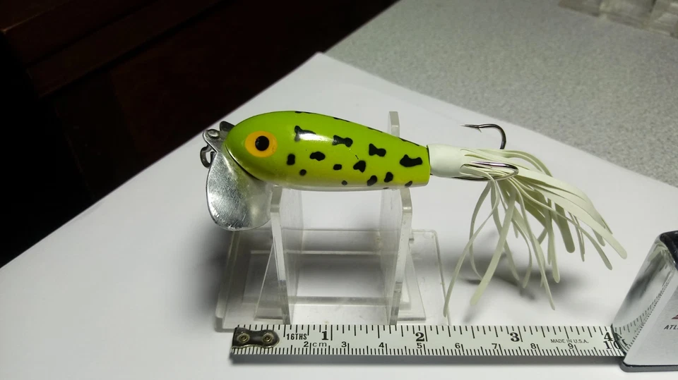 ARBOGAST,==RESISTENTE==JITTERBUG SIN MALEZAS===COMO NUEVO====PATRÓN DE RANA/FALDA BLANCA Foto 2 de 4