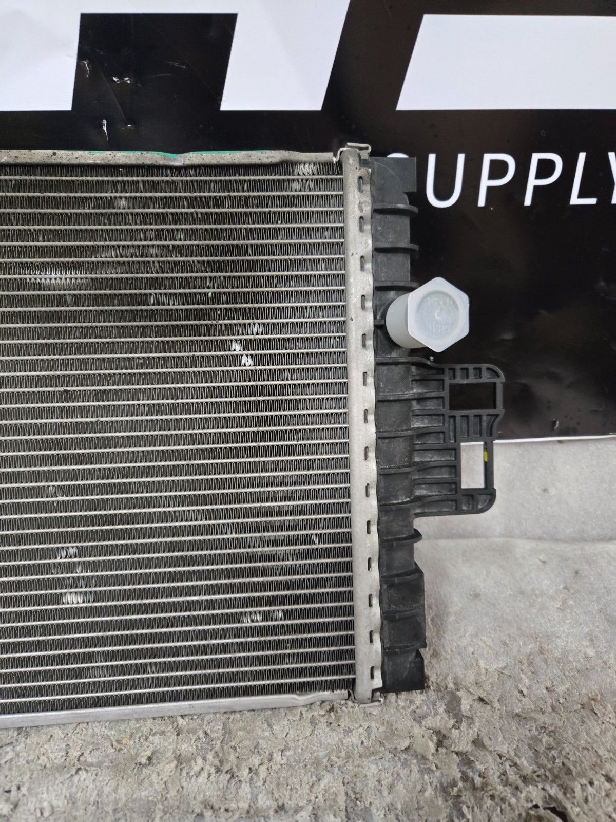 2018 2019 2020 2021 LAMBORGHINI URUS RADIATOR LEFT LH DRIVER SIDE OEM 4M0121218F