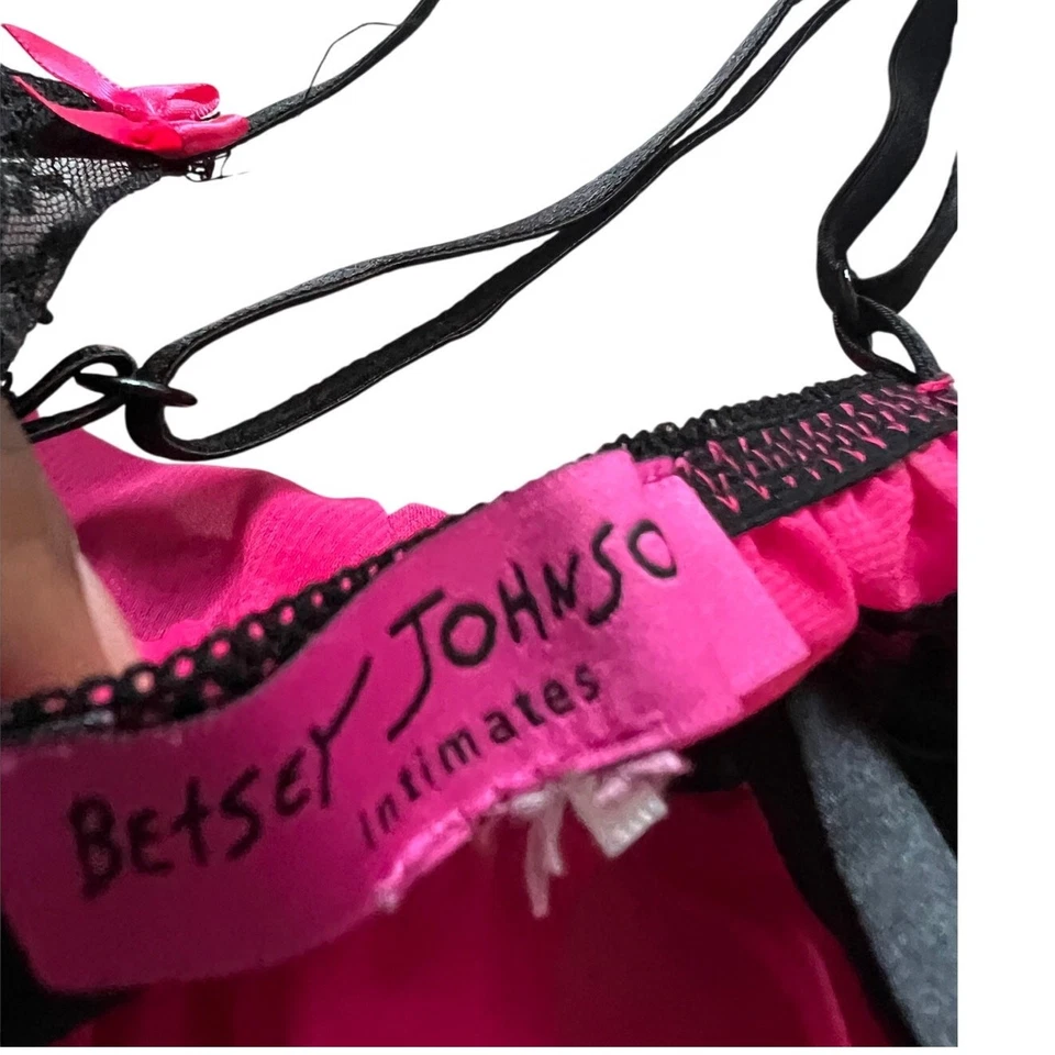 Babydoll de encaje rosa y negro Betsey Johnson Chemise, pequeño Foto 4 de 4