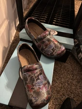 savvy daisy silver floral nursing shoes