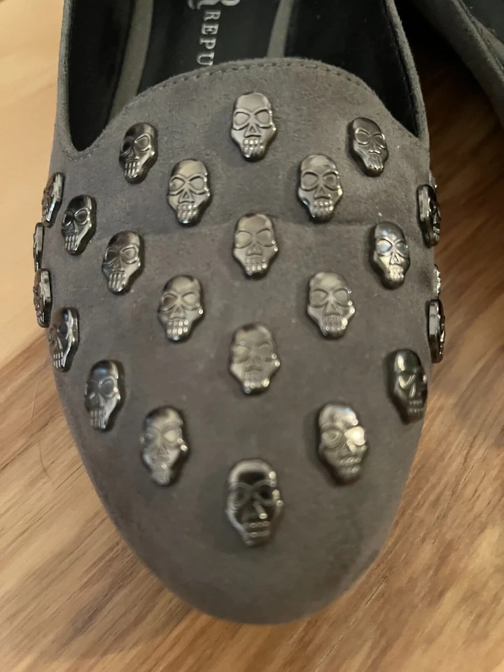 Rock & Republic Mujer Talla US 5.5 Gris Imitación Gamuza/Cráneos Joyas Sin Cordones Plano Foto 2 de 4