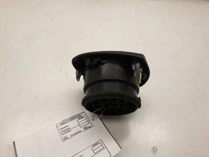 Toyota Prius C 2013 dos pasajeros bisel de tablero con ventilación Foto 4 de 4