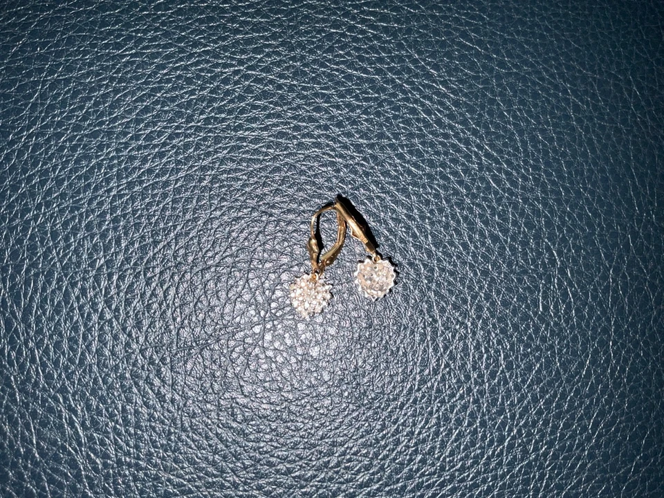 10K Yellow Gold Gorgeous  Diamond Heart shaped Cluster Dangle Earrings Leverback - Image 4 of 4