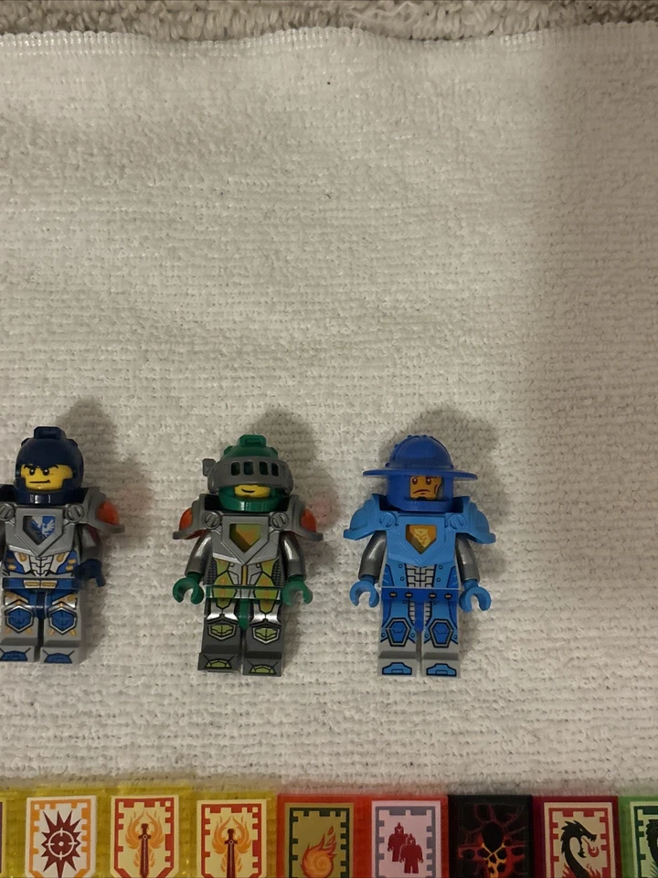 Lote de piezas de azulejos Nexo Knights minifigura y escudo eléctrico ENVÍO GRATUITO Foto 3 de 4