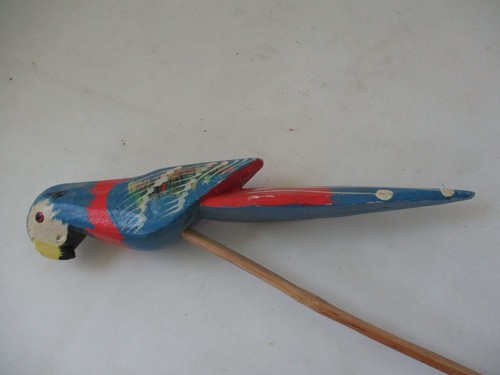 Estatuilla de pájaro tropical vintage de madera tallada de loro en palo - Imagen 5 de 5