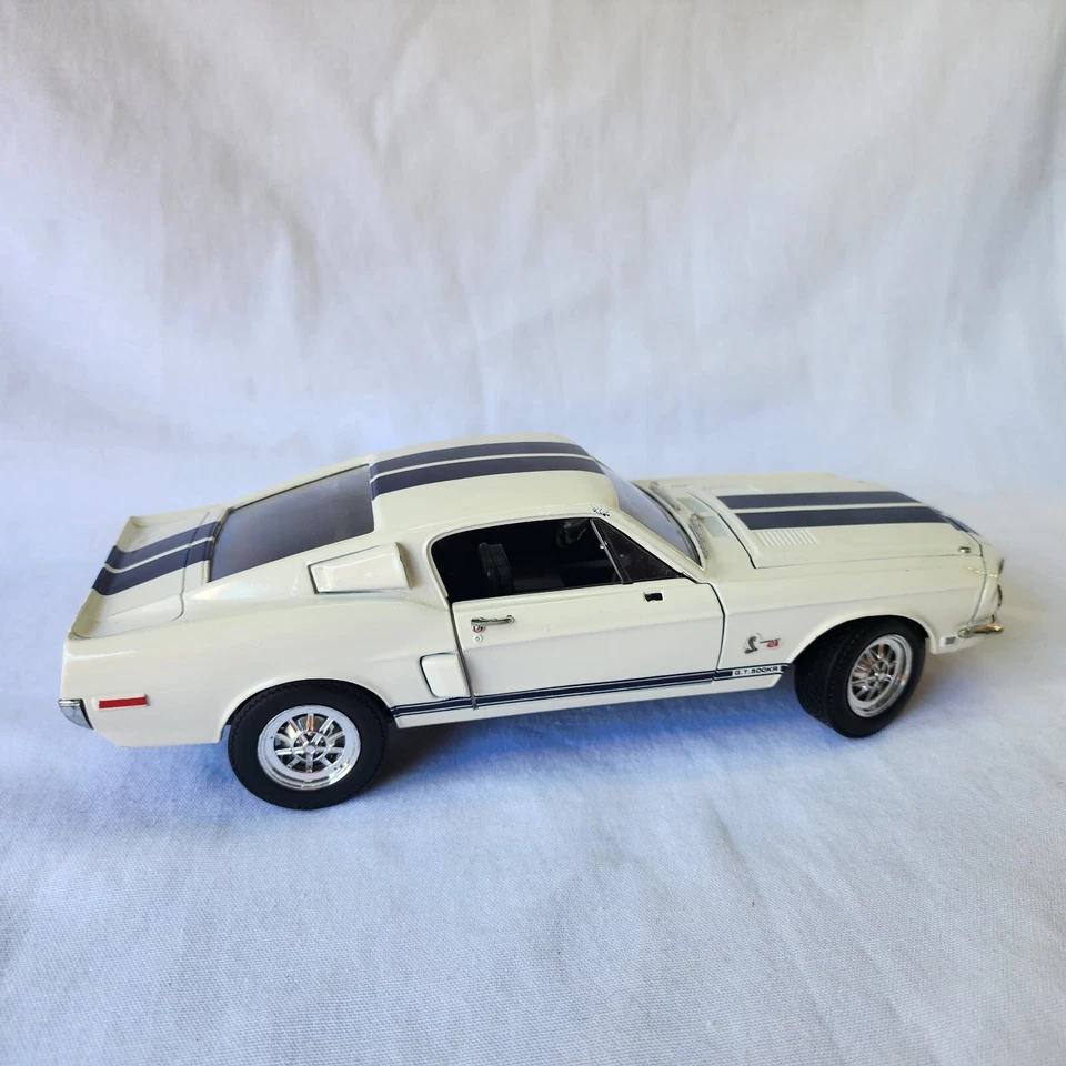 Литой белый винтажный автомобиль Ford Shelby GT 500KR 1:18 1968 Road Legends Muscle Car - Изображение 2 из 4
