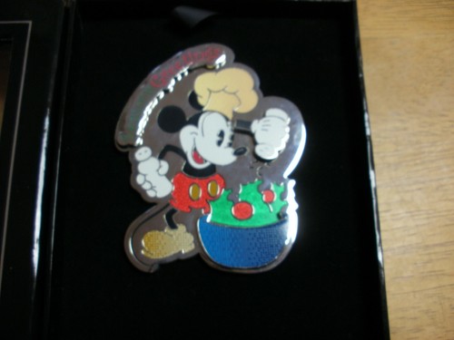 Disney's Featured Artist Mickey Mouse Cooking LE 750 Giant MIB Disney pin - Picture 3 of 5