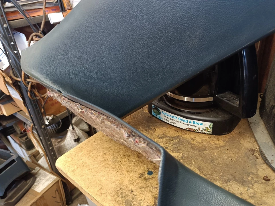 91-96 Chevy Caprice LH Cuarto Trasero Trasero Ventana Moldura Bisel AZUL Foto 3 de 4