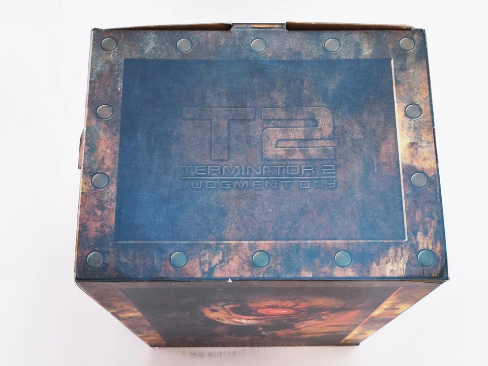 2014 SIDESHOW COLLECTIBLES TERMINATOR 2 T-800 BATTLE DAMAGED 0452/2000 BOXED - Image 3 of 4