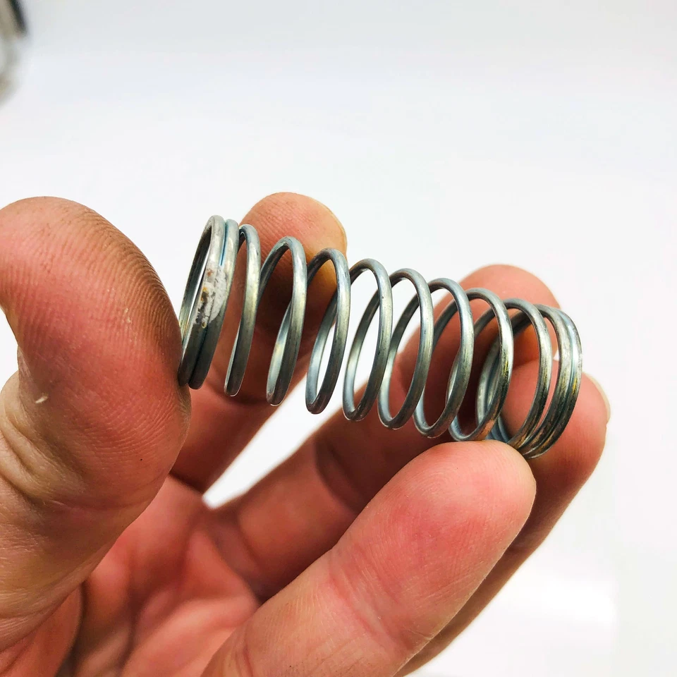 Poulan 530092805 Muelle para Cabezal de Corte Fabricante de Equipo Original Nuevo Antiguo Nuevo de Lote Antiguo Suelto Sin Paquete Foto 4 de 4