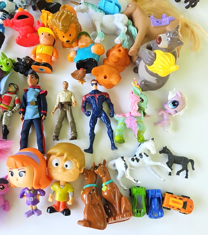 Lote aleatorio de reemplazos de figuras de juguete de colección hasta ahora como está 50 más adornos para pasteles Foto 3 de 4