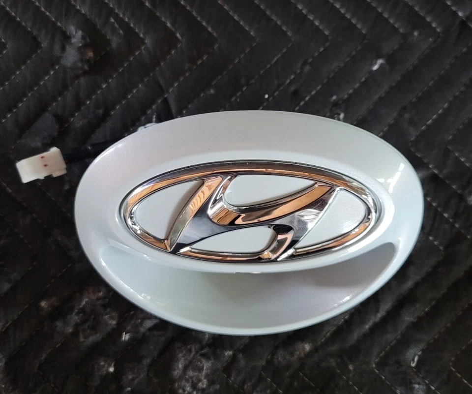 2012-17 Hyundai Veloster Genuine Tailgate Garnish w/Rear View Camera - Image 2 of 4