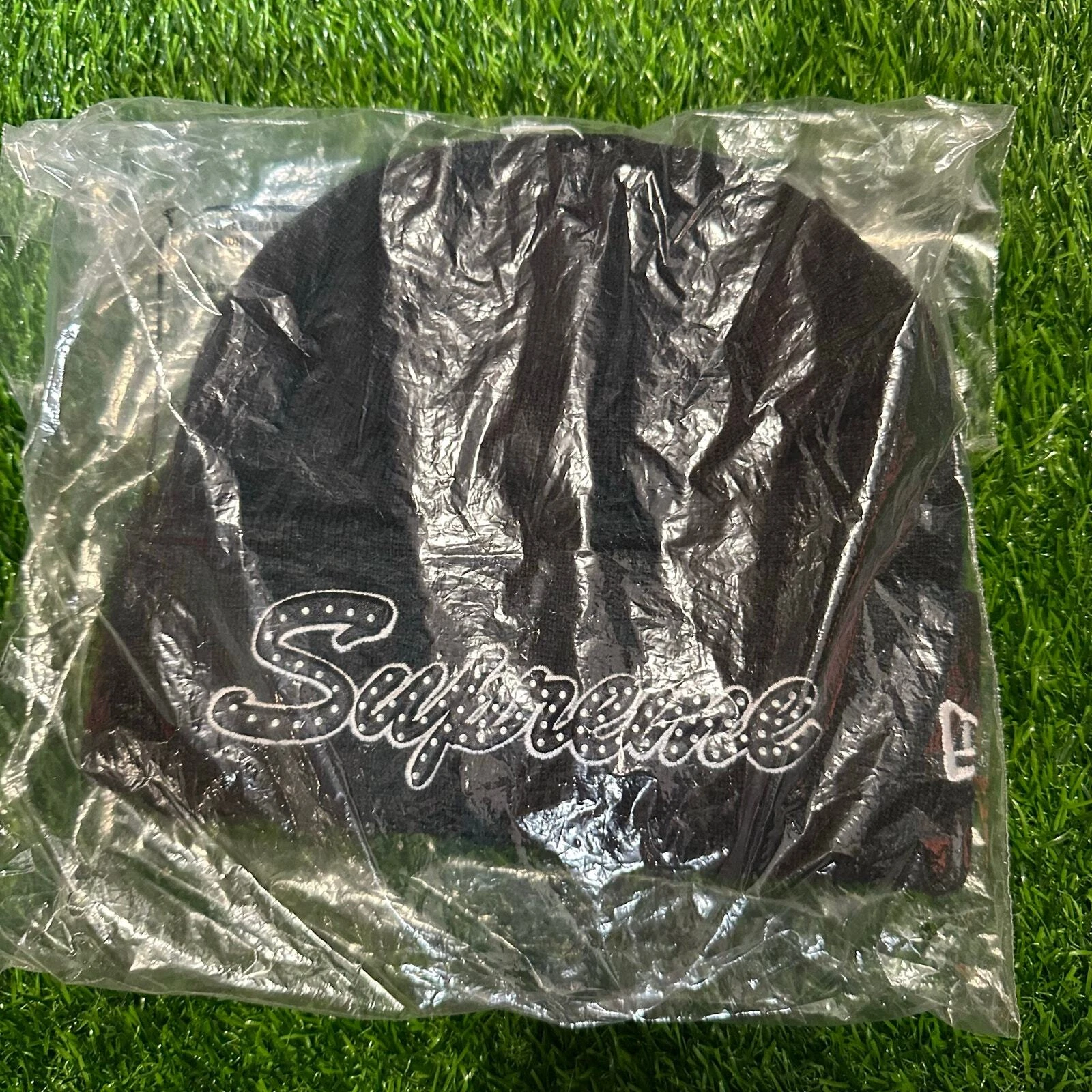 Bonnet noir deadstock suprême x nouvelle ère écriture 