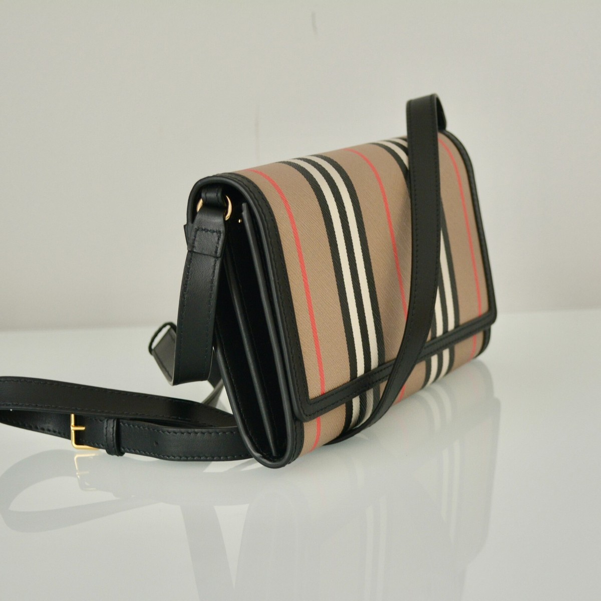 NWT BURBERRY HANNAH ICON STRIP LEATHER TRIM CROSSBODY WALLET