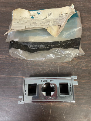 1978-1982 BUICK RIVIERA 1979-1982 ELECTRA POWER SEAT SWITCH BEZEL ESCUTCHEON NOS