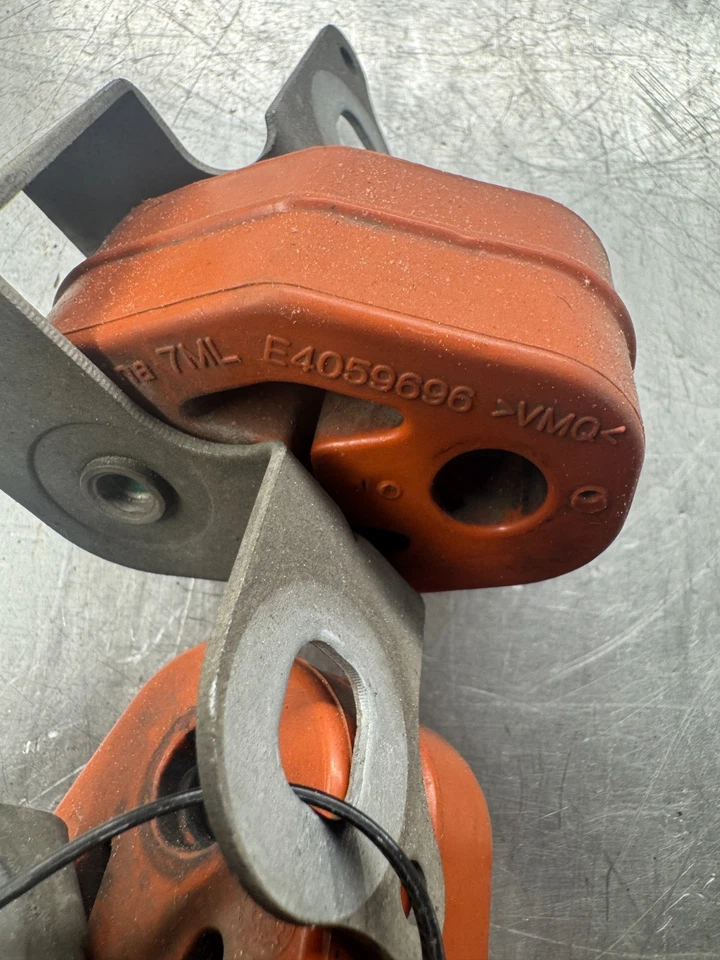 Juego de 2 soportes de suspensión de escape laterales derecho/izquierdo Porsche Panamera 2010-16 OEM E4059696 Foto 3 de 4