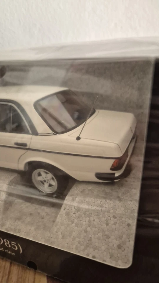 Mercedes Benz 200 W123 Weiß 1:18 B66040677 Norev - Bild 3 von 4