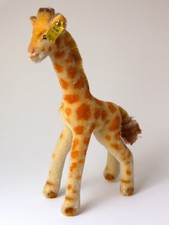 Żyrafa Steiff 0750/28 z guzikiem i flagą – ok. 29 cm – nieużywana – doskonały stan