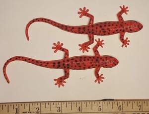 2 Lizards Toy Figure Rubbery 6 Geckos Reptile Red Black Spots