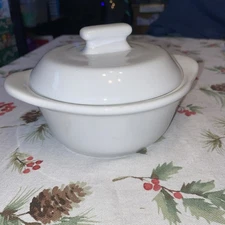 The Pampered Chef White 3 cup Lidded Ceramic Garlic & Brie Baker 14B